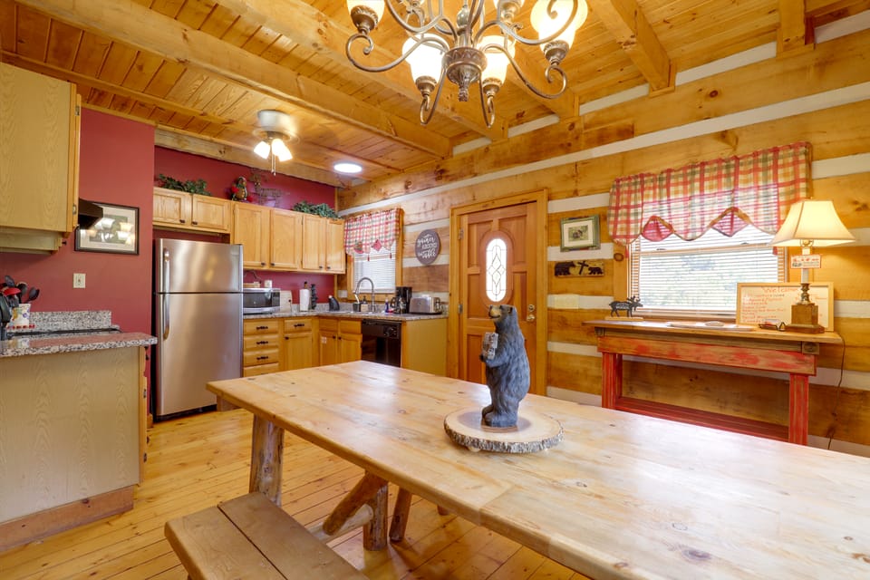 1 Mi to Dollywood! Hot Tub Hideaway in Smokies House in Sevier County