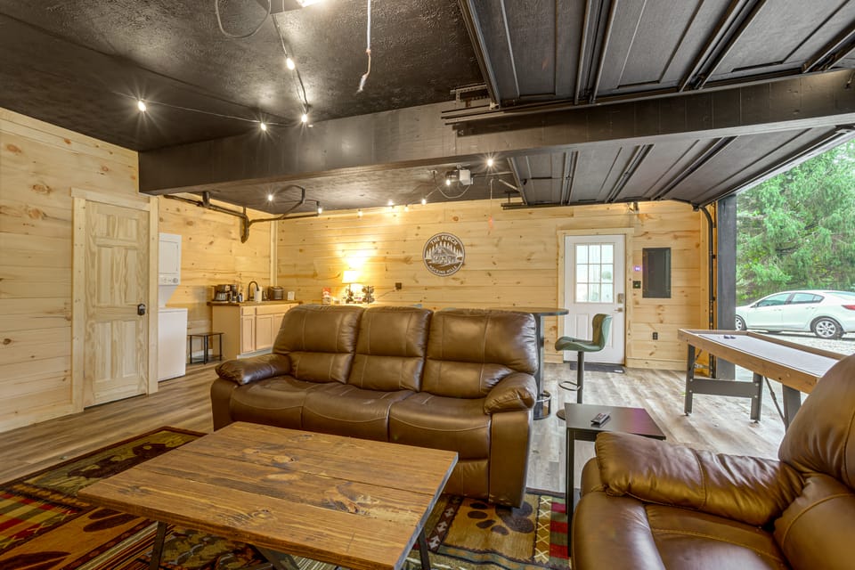 Pond View & Hot Tub! 'The Perch' in Hocking Hills Apartment in Perry Township