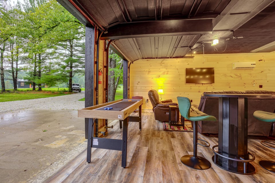 Pond View & Hot Tub! 'The Perch' in Hocking Hills Apartment in Perry Township