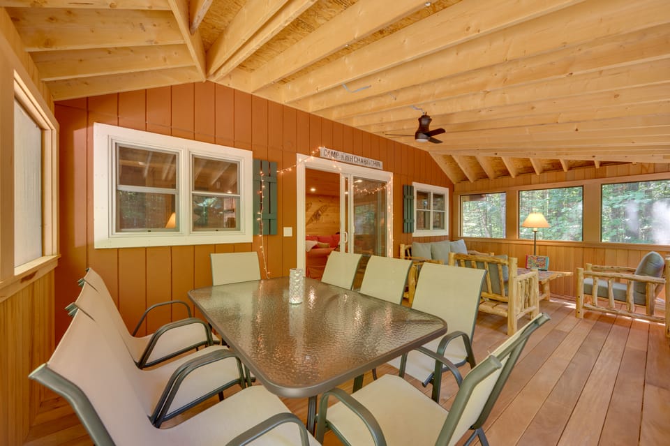 North Conway: Updated 3BR Cabin Sleeps 9, Fire Pit House in North Conway