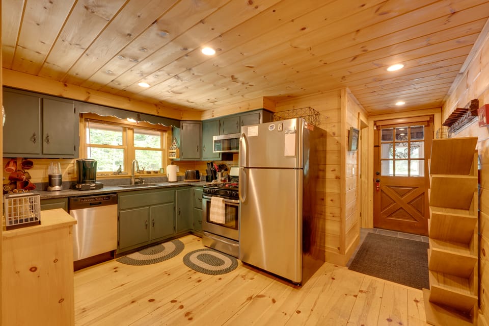 North Conway: Updated 3BR Cabin Sleeps 9, Fire Pit House in North Conway