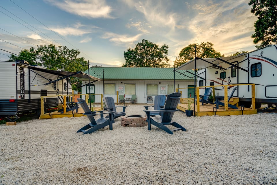 7 Mi to Lake! Glamping Experience in Hermitage House in Missouri