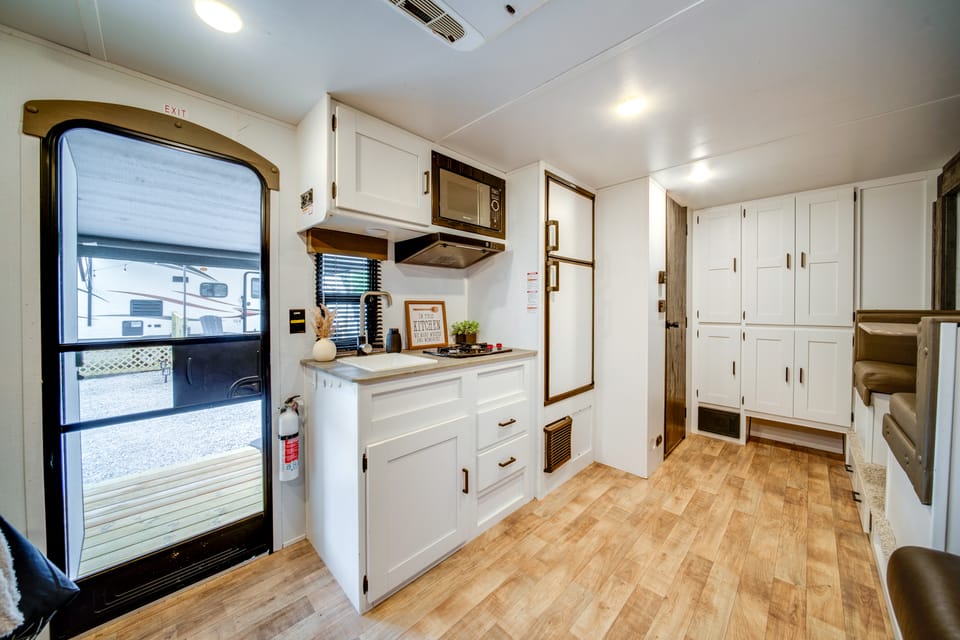 Lake Days, Fireside Nights! Hermitage Getaway Apartment in Missouri