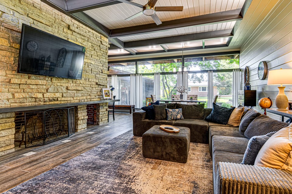 Walk to Dtwn Rockville! Prairie-Inspired Retreat House in Indiana