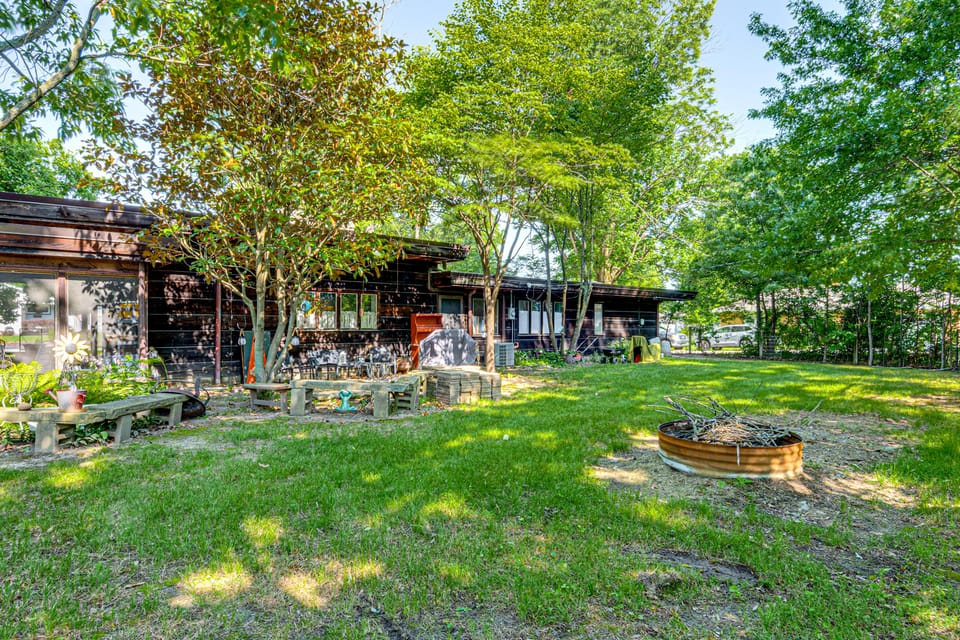 Walk to Dtwn Rockville! Prairie-Inspired Retreat House in Indiana