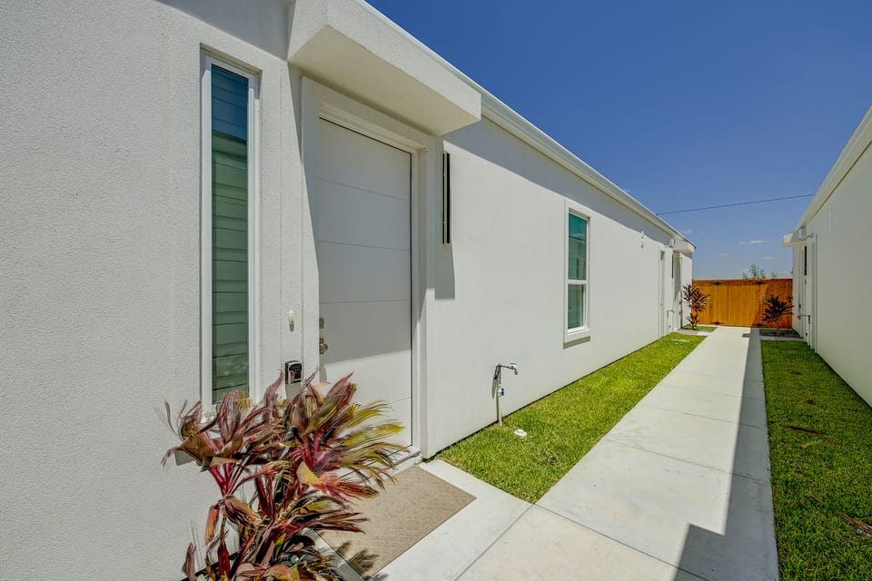 Modern McAllen Townhome: 4 Mi to Dtwn Apartment in Pharr