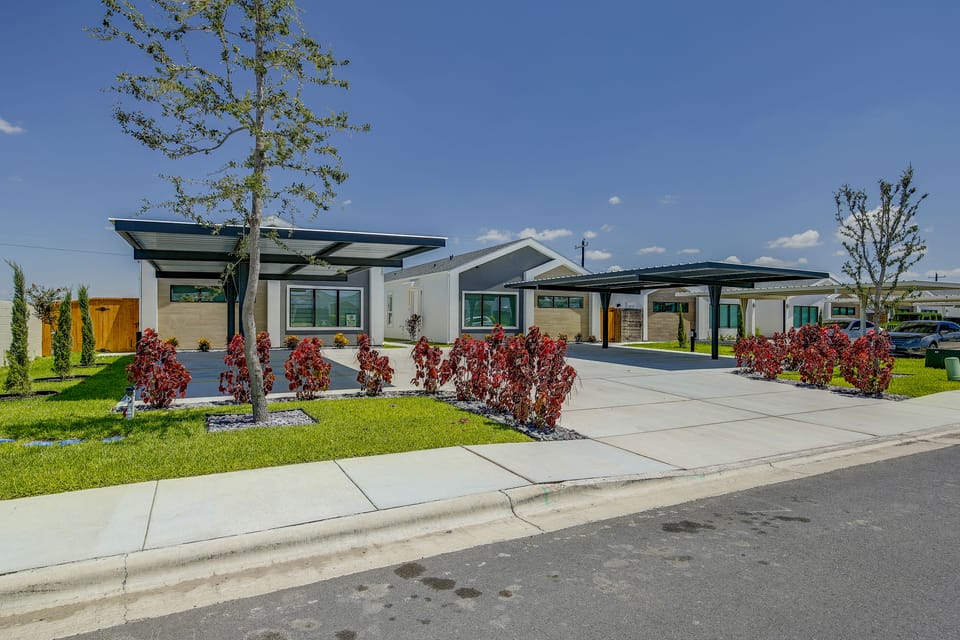 Modern McAllen Townhome: 4 Mi to Dtwn Apartment in Pharr
