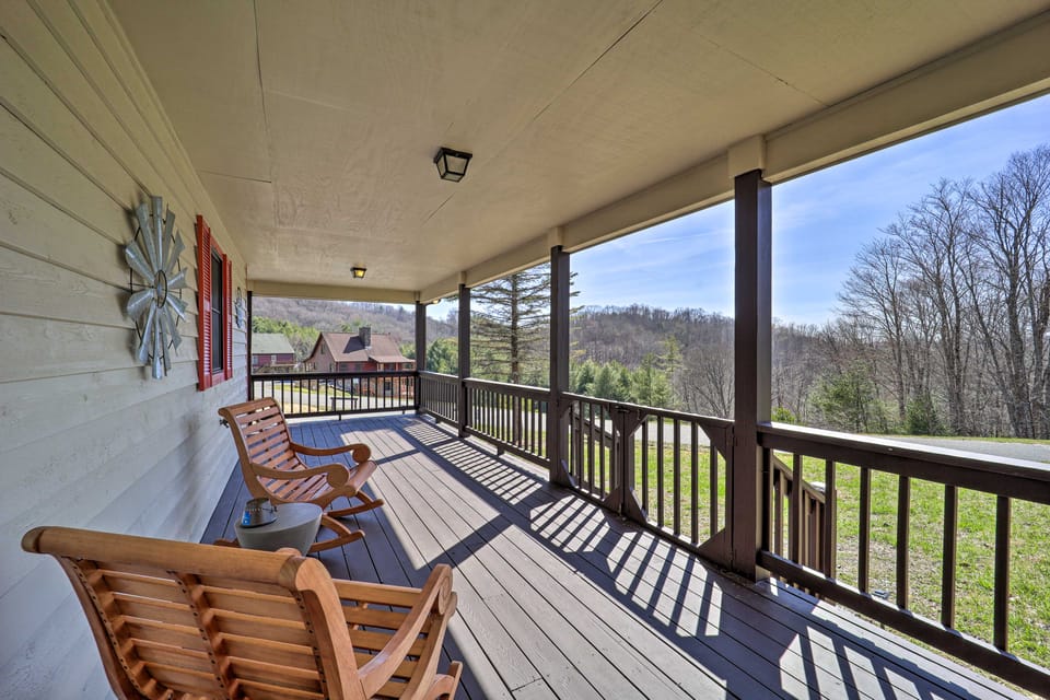 Walk to New River Access! Family Cabin w/ Deck House in North Carolina