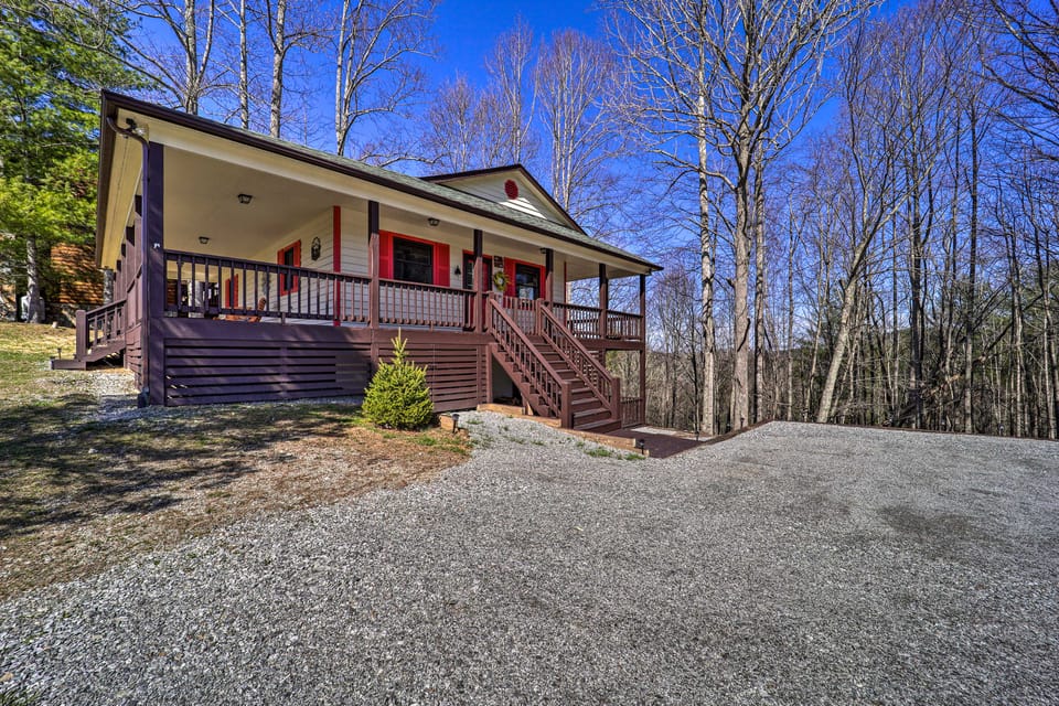 Walk to New River Access! Family Cabin w/ Deck House in North Carolina