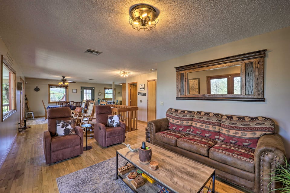 Walk to New River Access! Family Cabin w/ Deck House in North Carolina