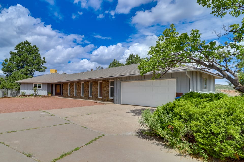 Mid-Century Home on Canyon-Edge with Stellar Views House in Los Alamos