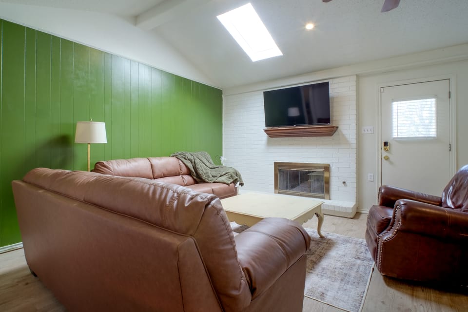 5 Mi to Texas Tech! Townhome w/ Patio & Grill Apartment in Lubbock