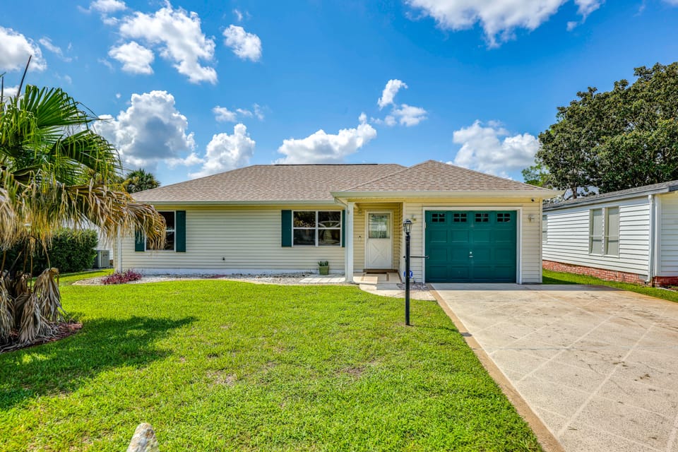 'Fifth Gold Tee' Fairway Views, Lanai & Golf Cart! House in Lady Lake