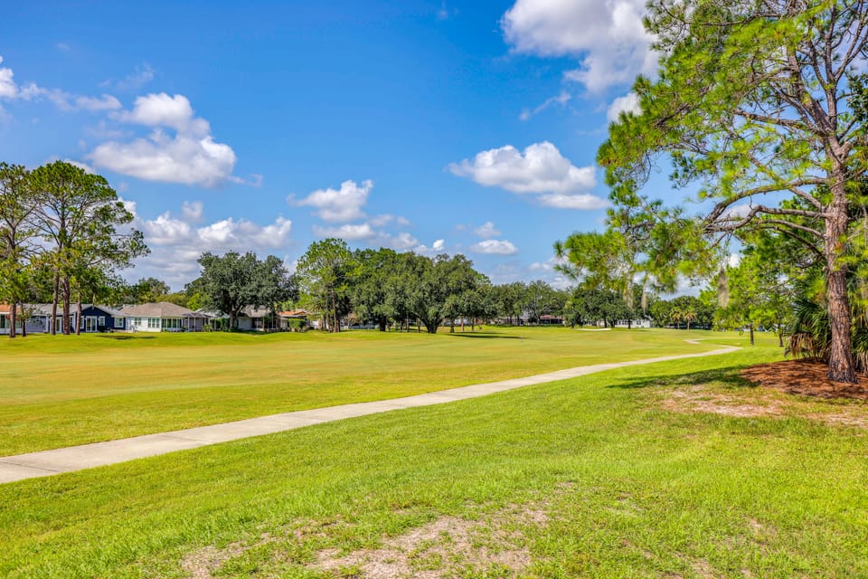 'Fifth Gold Tee' Fairway Views, Lanai & Golf Cart! House in Lady Lake