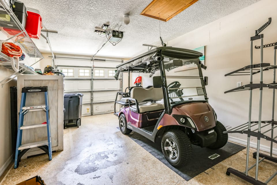 'Fifth Gold Tee' Fairway Views, Lanai & Golf Cart! House in Lady Lake