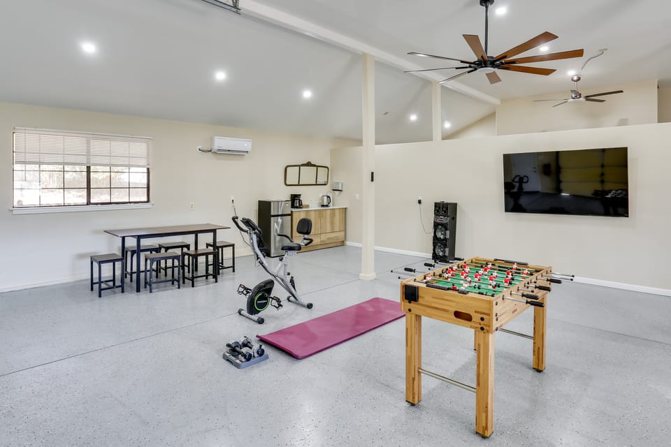 Hot Tub, Game Room, Playset and Fire Pits! House in Redding