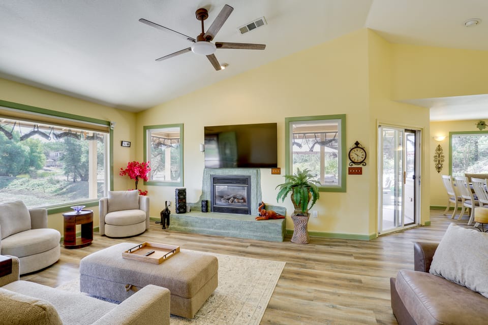 Hot Tub, Game Room, Playset and Fire Pits! House in Redding