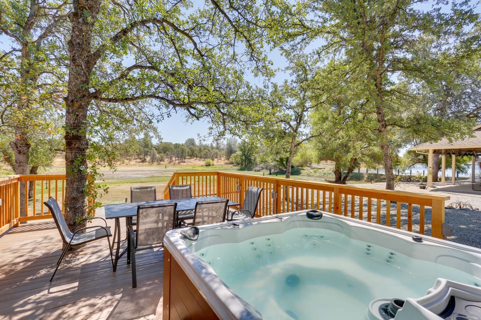 Hot Tub, Game Room, Playset and Fire Pits! House in Redding