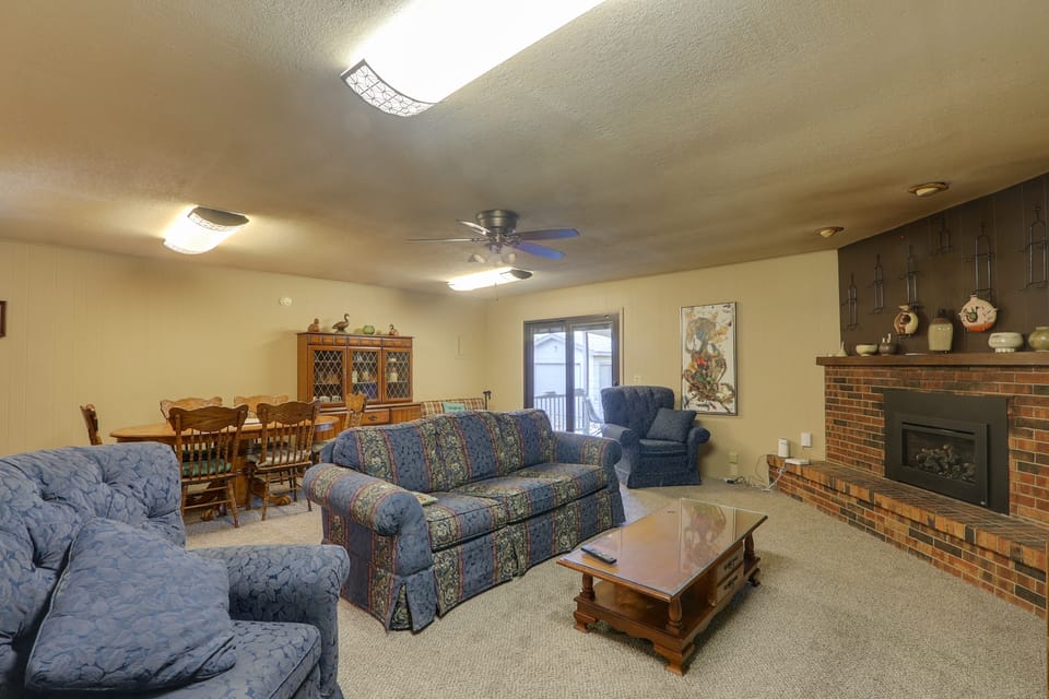 4 Mi to Dtwn Wichita! 'Else House' w/ Yard & Patio House in Wichita