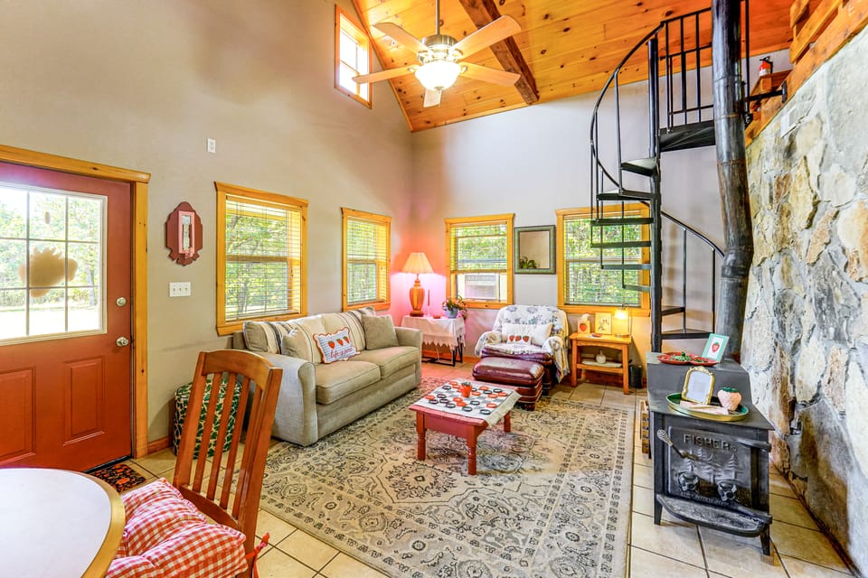 Ozarks Escape! Farmhouse w/ Fire Pit + Trails House in Table Rock Lake