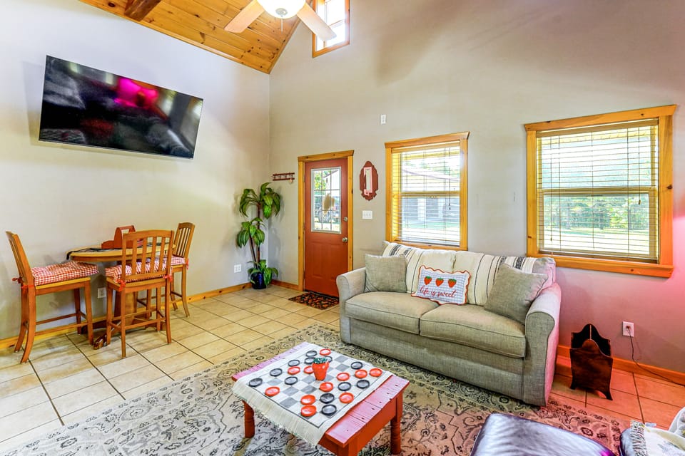 Ozarks Escape! Farmhouse w/ Fire Pit + Trails House in Table Rock Lake