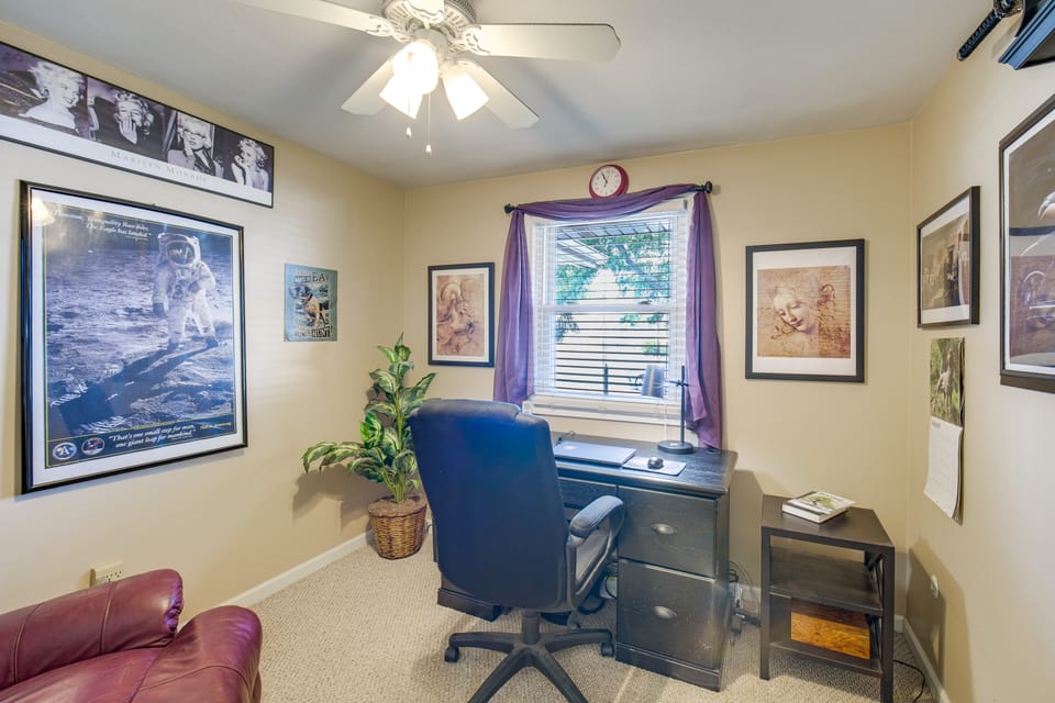 Hot Tub, Gym & Office! Family Home in Massillon House in Ohio