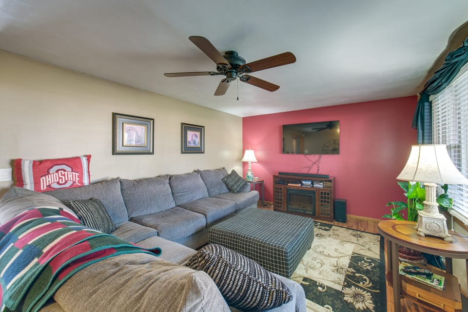 Hot Tub, Gym & Office! Family Home in Massillon House in Ohio