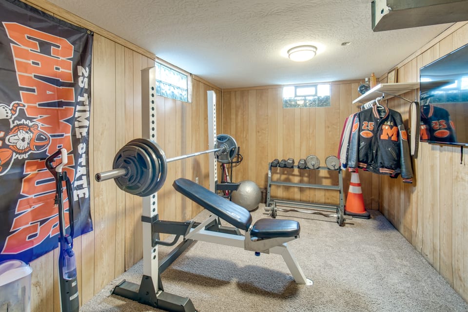 Hot Tub, Gym & Office! Family Home in Massillon House in Ohio