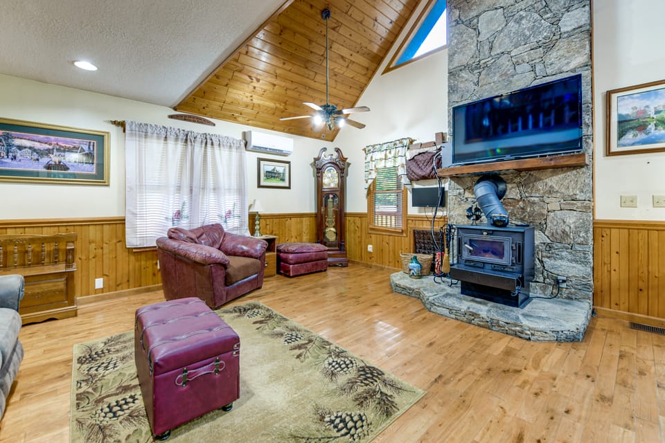 Creekside Maggie Valley Home w/ Mtn-View Creek-Vi House in North Carolina