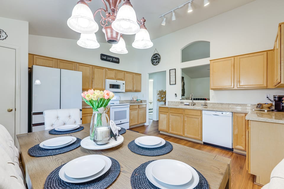 5 Mi to Stadiums! Quiet & Sun-Soaked Peoria Oasis House in Sun City