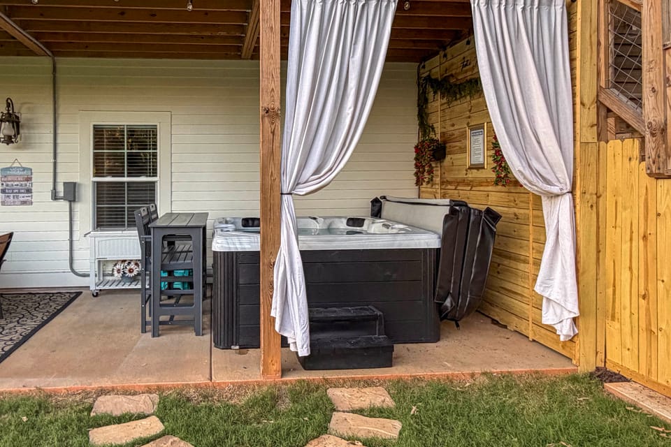 Hot Tub, Goats, 10 Mins to Sheriff's Jeep Fest! House in Georgia