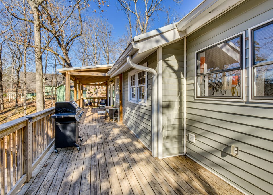 Soak, Boat & Play! Group Getaway on Lake Hartwell House in Reed Creek