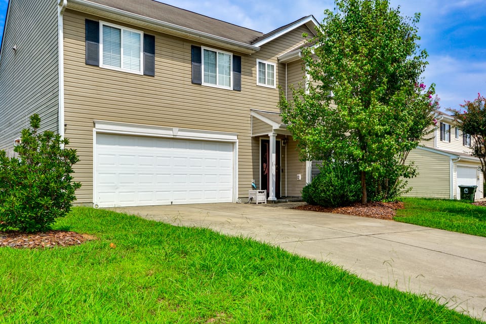 8 Mi to Dtwn Greensboro! Home w/ Furnished Porch House in Greensboro