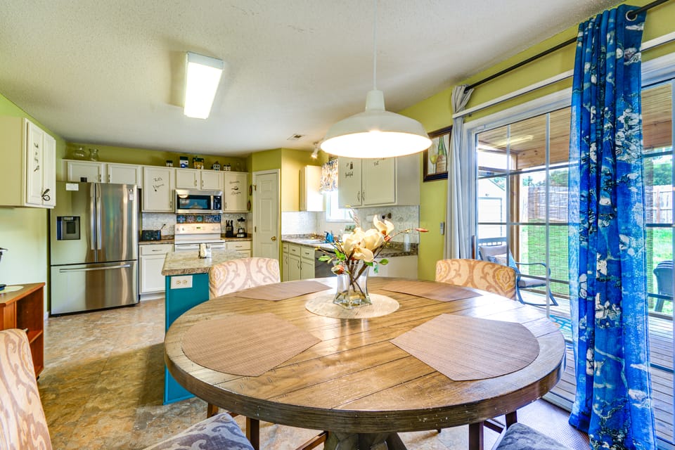 8 Mi to Dtwn Greensboro! Home w/ Furnished Porch House in Greensboro