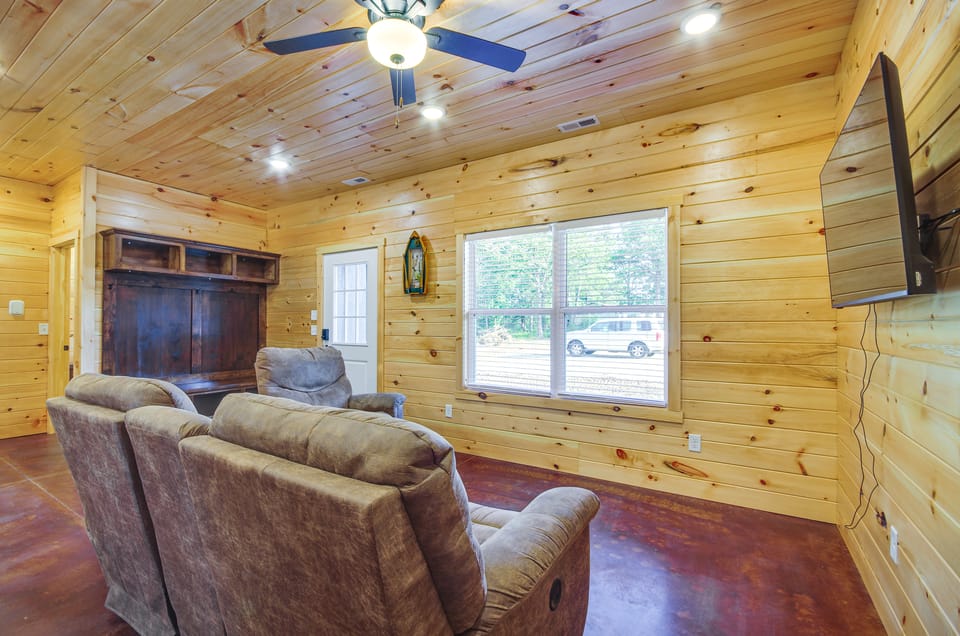 7 Mi to Lucas Oil Speedway! Home w/ Patio & Yard House in Pomme de Terre Lake