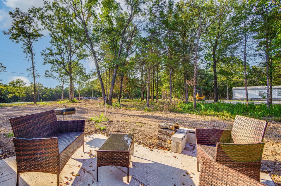 7 Mi to Lucas Oil Speedway! Home w/ Patio & Yard House in Pomme de Terre Lake