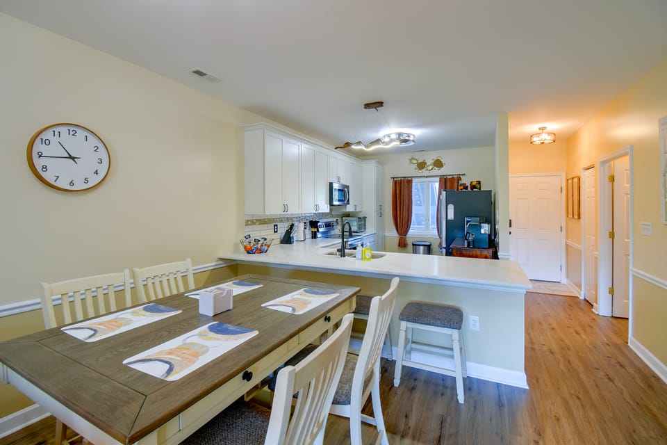 Waterfront Condo w/ Cove View on Smith Mtn Lake Apartment in Smith Mountain Lake