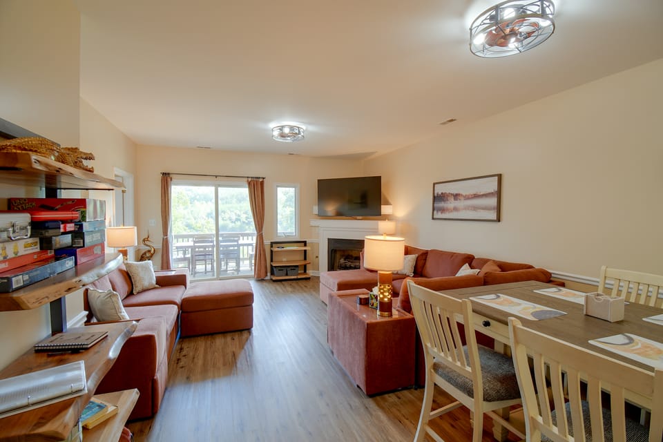 Waterfront Condo w/ Cove View on Smith Mtn Lake Apartment in Smith Mountain Lake
