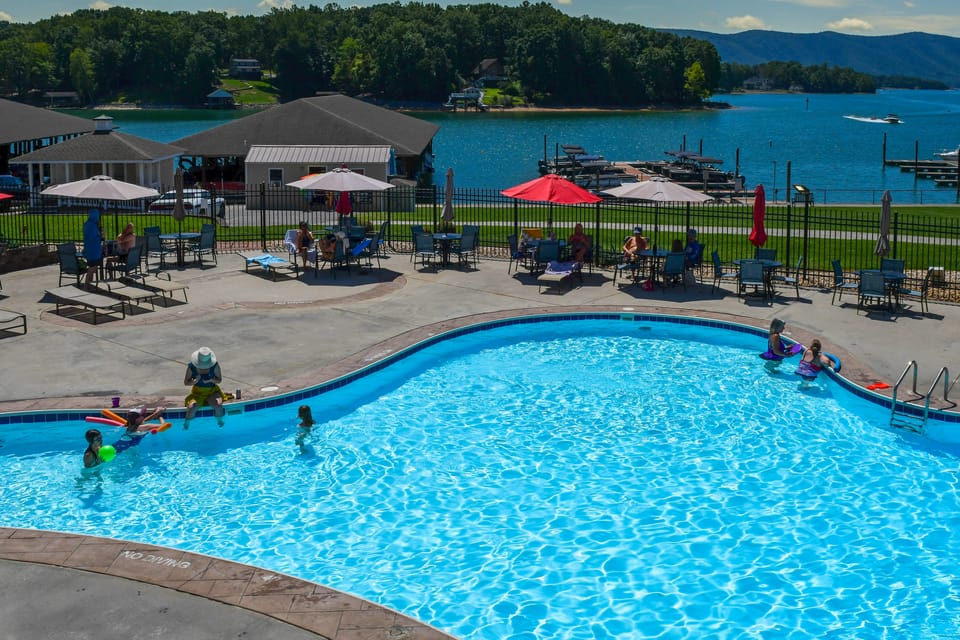 Top-Floor SML Studio with Lake & Pool Access Apartment in Smith Mountain Lake