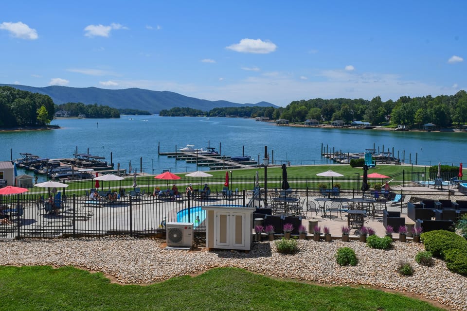 Top-Floor SML Studio with Lake & Pool Access Apartment in Smith Mountain Lake
