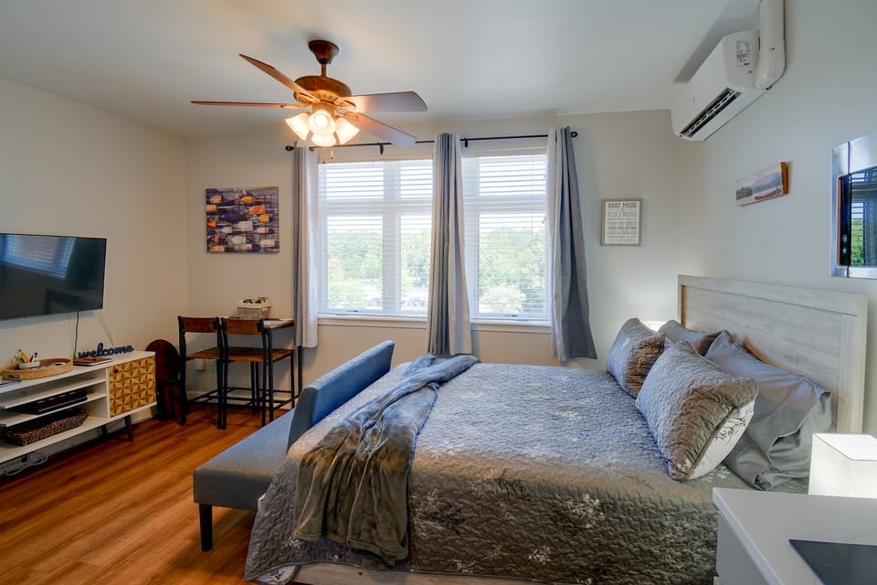 Top-Floor SML Studio with Lake & Pool Access Apartment in Smith Mountain Lake
