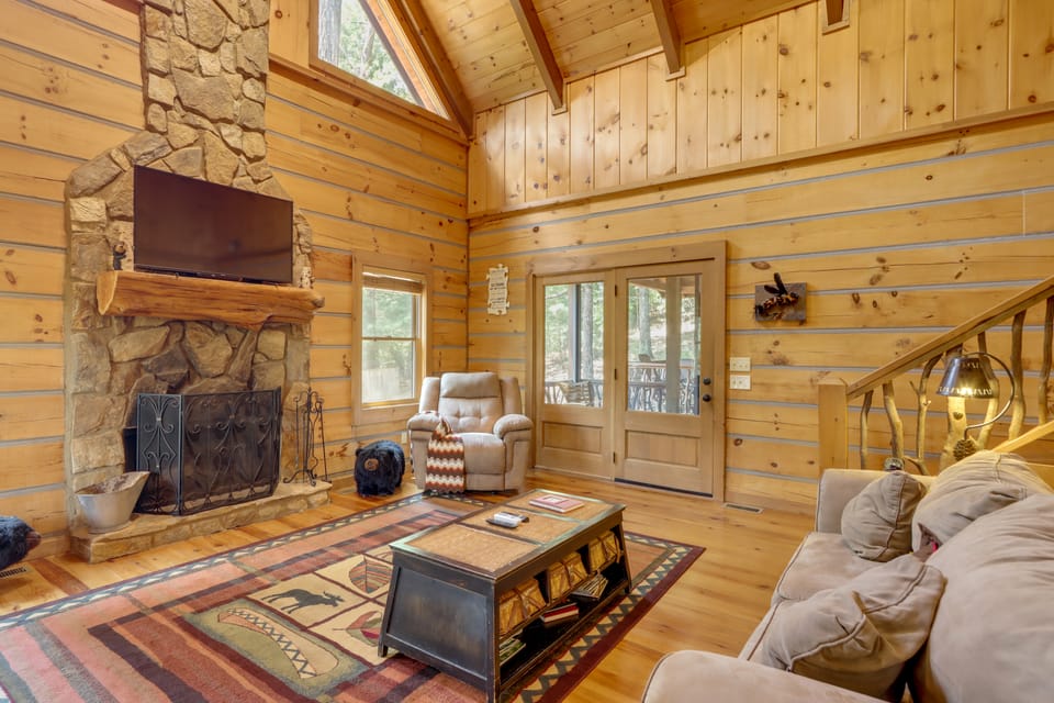 Woolly Bugger Cabin: Hot Tub & Fishing Pond House in Georgia