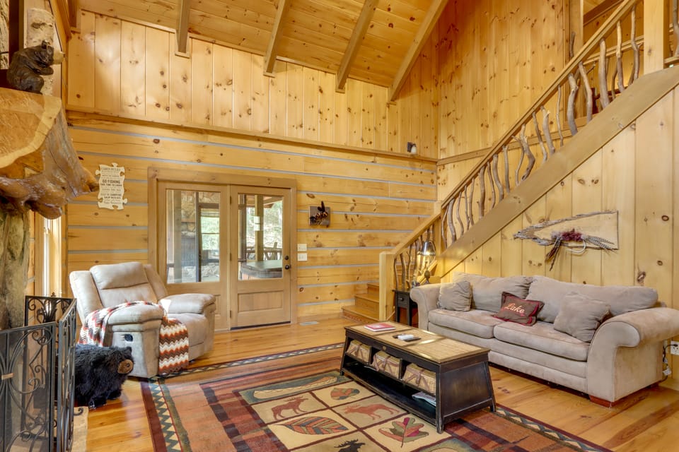 Woolly Bugger Cabin: Hot Tub & Fishing Pond House in Georgia