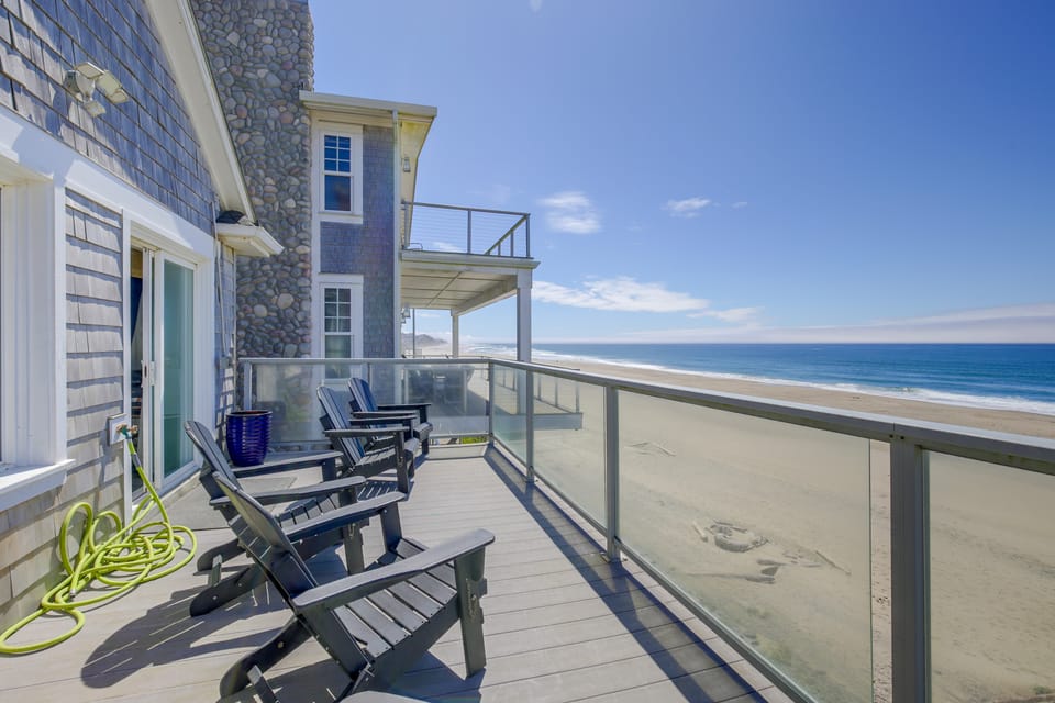 Direct Beach Access, 2 Mi to Chinook Winds Casino Apartment in Lincoln City