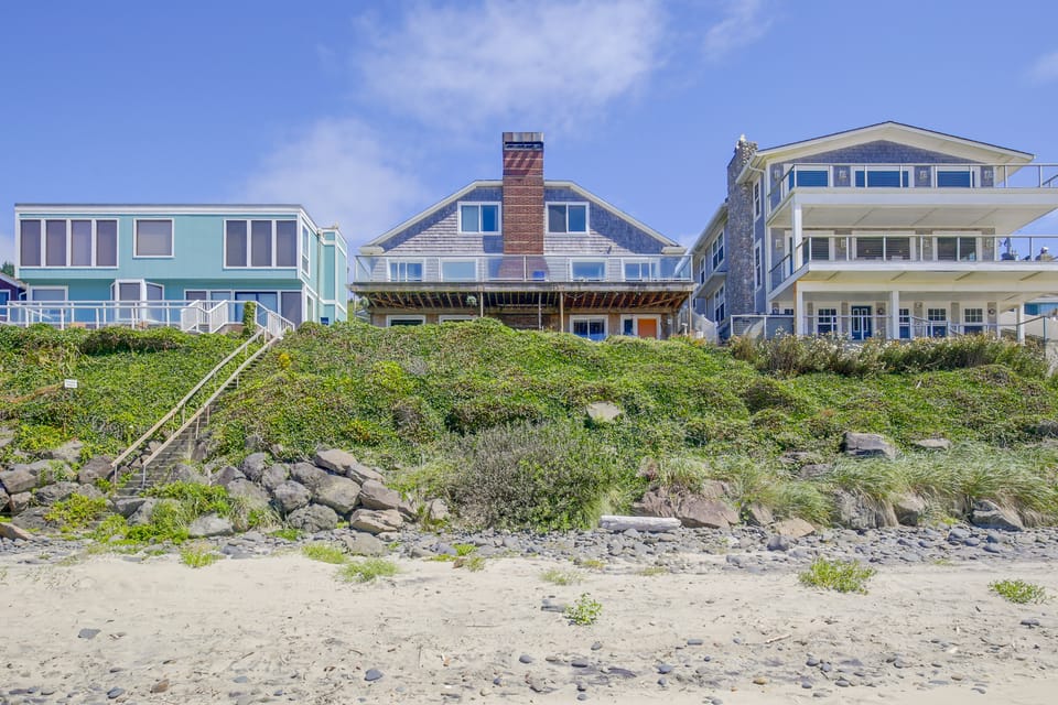 Direct Beach Access, 2 Mi to Chinook Winds Casino Apartment in Lincoln City