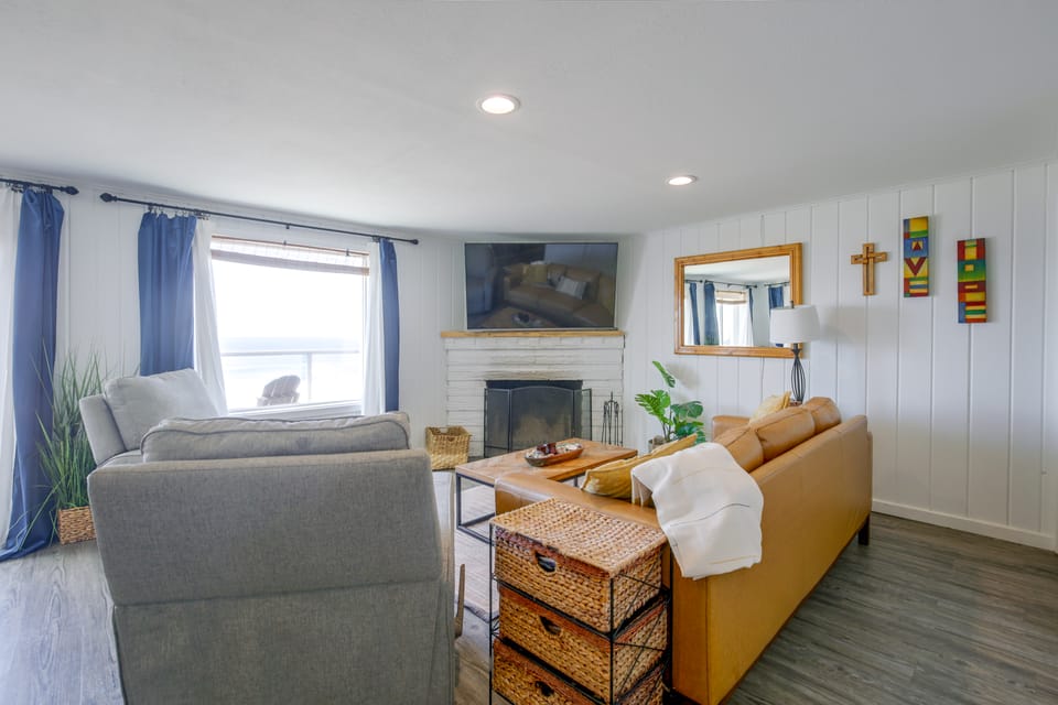 Direct Beach Access, 2 Mi to Chinook Winds Casino Apartment in Lincoln City