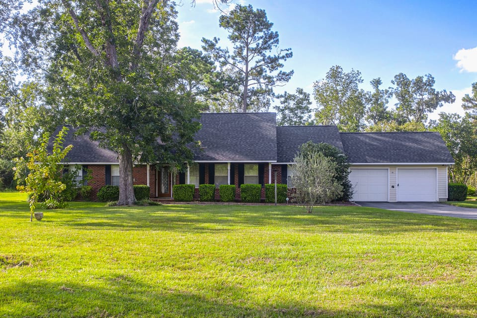 Fish, Swim & Soak: Rural Lakeland Retreat House in Georgia