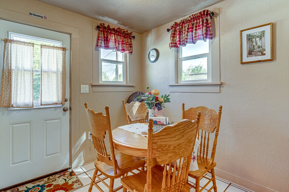 Grand Canyon Gateway: Walkable Williams Home House in Williams
