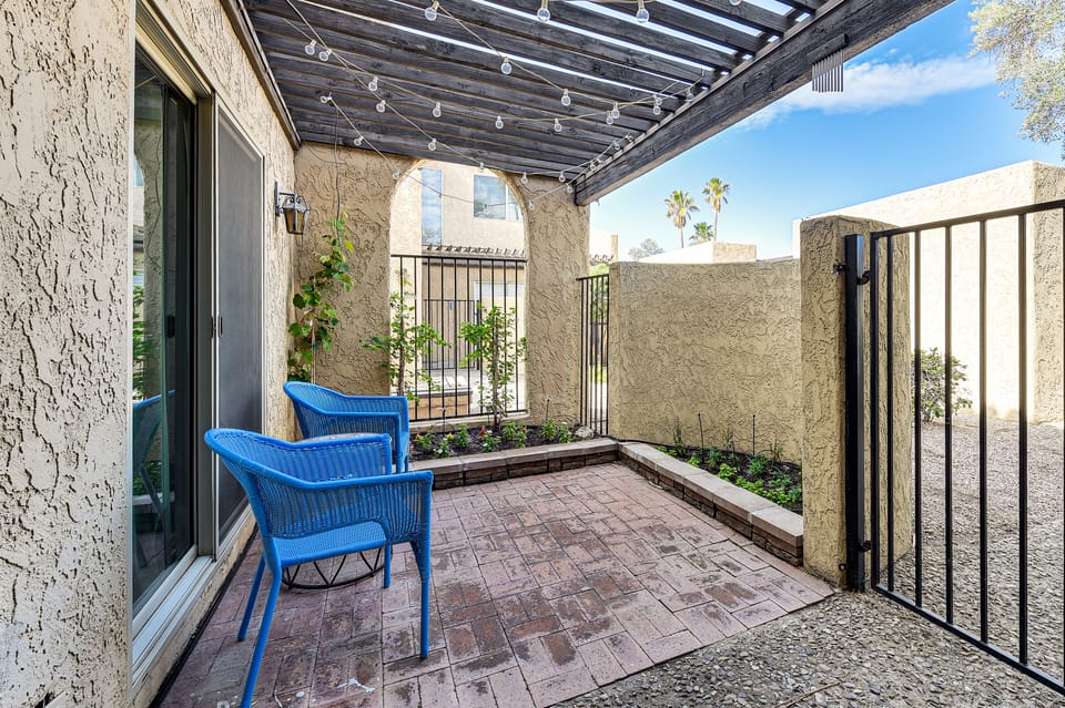 Poolside Days! Condo 3 Mi to University of Arizona Apartment in Tucson