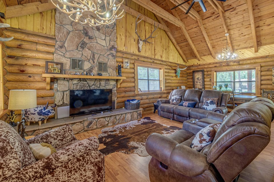 8 Mi to Ruidoso Downs! Family Cabin w/ Deck & Yard House in Ruidoso